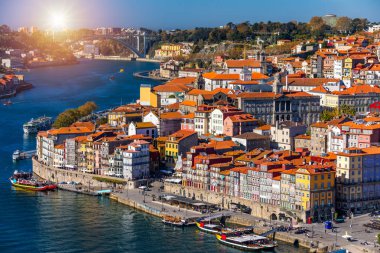 Portekiz 'in Douro nehri üzerindeki Eski Porto (Oporto) ve Ribeira kentinin panoramik manzarası. Dünya seyahati, gezi ve turizm kavramı.