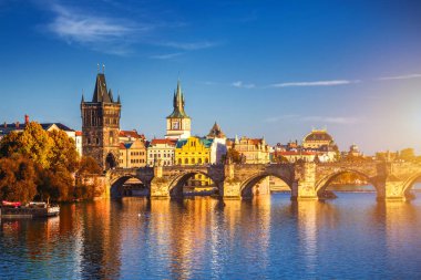 Sonbahar kırmızı yapraklar, Prague, Çek Cumhuriyeti ile Vltava Nehri ve Kenan köprü görünümü