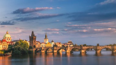 Prag, Çek Cumhuriyeti tarihi Charles Köprüsü ve Vltava Nehri ile güneşli bir günde panorama.