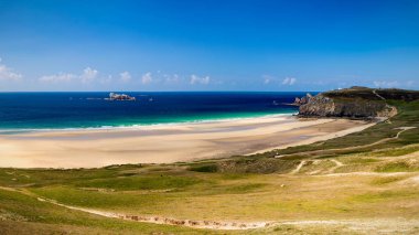 Presqu 'ile de Crozon' daki Beach Anse de Pen Hat, Parc naturel bölgesel d 'Armorique. Finistere Bölümü, Crozon. Brittany (Bretagne), Fransa.