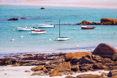 Pembe granit kıyısında (cote de granit gül Fransızca) liman tekneler. Brittany (Bretagne), Fransa