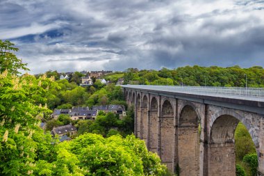 Pitoresk Ortaçağ bağlantı noktası, Dinan üzerinde Rance Haliç, Brittany (Bretagne), Fransa