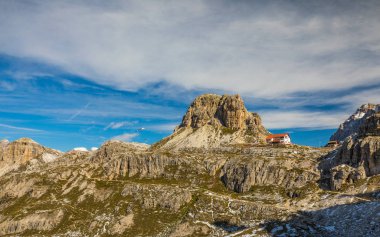 Dağlarda Dolomites, İtalya anıtsal tepeler üzerinde güzel manzara