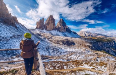 Dağlarda yaz, bakış açısı pusula ile yön arama Gezgini.