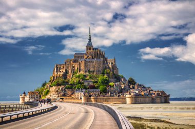 Mavi gökyüzü ile ünlü Le Mont Saint-Michel gelgit Adası'nın güzel panoramik görünümü. Normandy, Kuzey Fransa