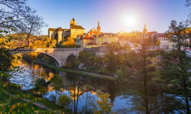 Renkli sonbahar Eger nehir Çek Cumhuriyeti Karlovy Vary bölgesinde Sokolov bölgesinde üzerinde kasabada Loket