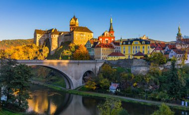 Renkli şehir ve kale Loket Eger Nehri üzerinde yakın: Karlovy Vary, Çek Cumhuriyeti