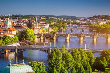 Doğal bahar günbatımı hava görünümünü Old Town iskele mimarisi ve Charles Köprüsü üzerinden Vltava Nehri Prag, Çek Cumhuriyeti