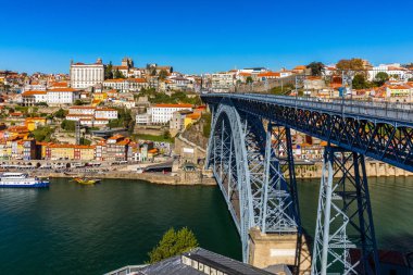 Portekiz 'in Douro nehri üzerindeki Eski Porto (Oporto) ve Ribeira kentinin panoramik manzarası. Dünya seyahati, gezi ve turizm kavramı.