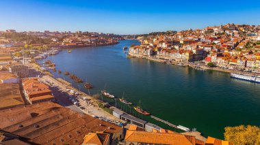 Porto, Portekiz 'deki Duoro nehri üzerindeki Porto Eski Şehir iskelesi mimarisinin manzarası.