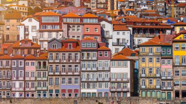 Porto Ribeira 'nın renkli evleri, geleneksel cepheler, Portekiz' in Porto kentindeki toprak sette kırmızı çatılı eski çok renkli evler.