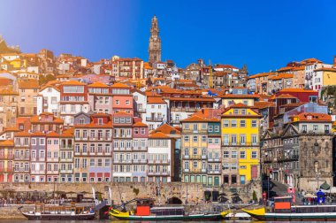 Kırmızı kiremitleri olan eski renkli evleri olan antik Porto şehri. Portekiz, Porto