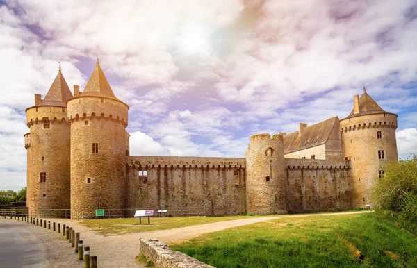 Chateau de Suscinio, Ortaçağ Kalesi, eski kale ve avcı kulübesi panoramik manzaralı. Morbihan Körfezi, Brittany (Bretagne), Fransa.