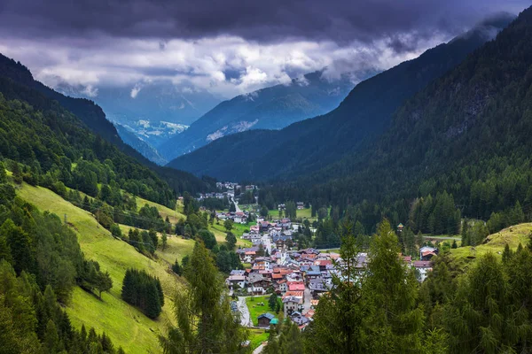 Imressive Dolomites dağlar ve geleneksel köyler. Kuzey İtalya