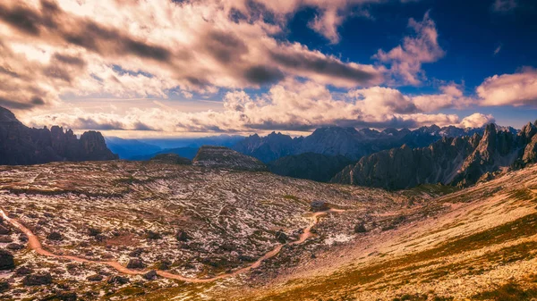 ドロミテ山脈の美しい山のパノラマBy Tre Cime Lavaredo — ストック写真