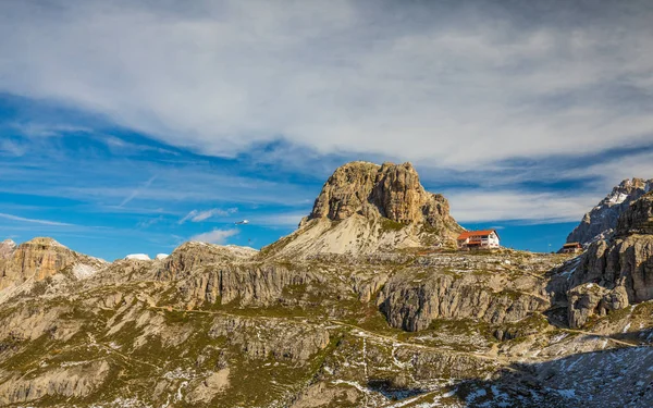 Dağlarda Dolomites, İtalya anıtsal tepeler üzerinde güzel manzara