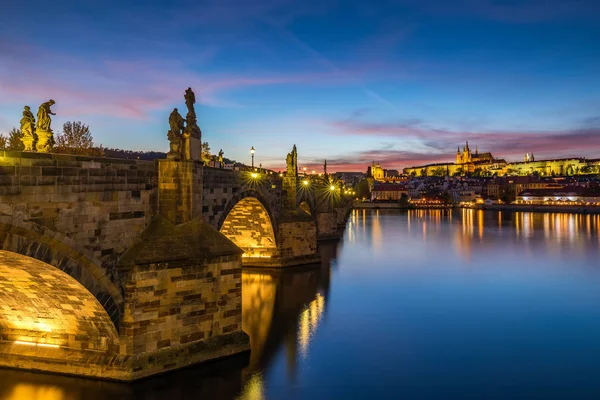 Ünlü Charles Köprüsü Günbatımında Işık Güzel Manzarası Prag Ikonik Müteşekkil — Stok fotoğraf