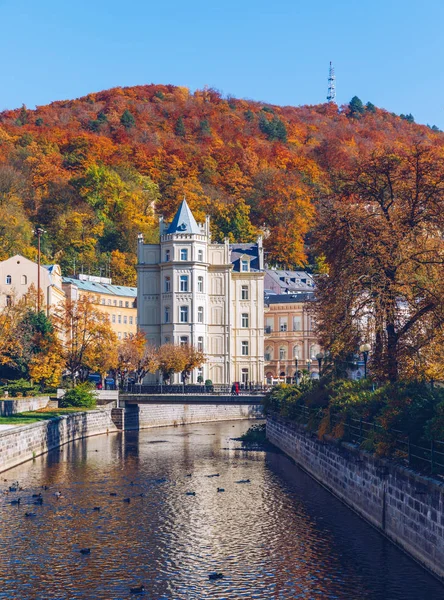 Karlovy Vary (Karlsbad) mimarisi Güz, Çek Cumhuriyeti. En çok ziyaret edilen spa şehir Çek Cumhuriyeti