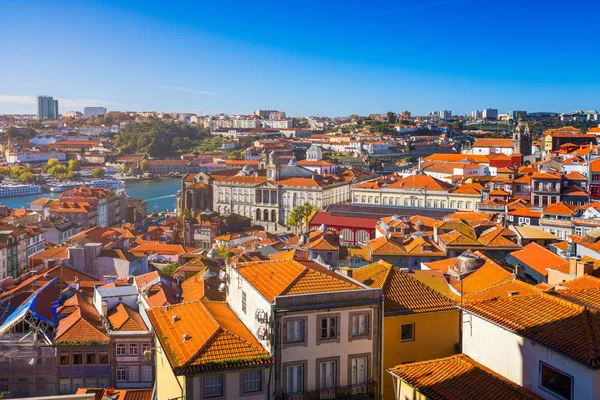 Portekiz 'in Douro nehri üzerindeki Eski Porto (Oporto) ve Ribeira kentinin panoramik manzarası. Dünya seyahati, gezi ve turizm kavramı.