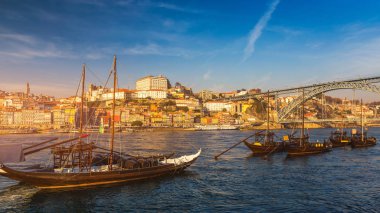Limandaki limanda Dom Luis Bridge ve Ribeira 'daki Douro Nehri' nin kıyısındaki Porto şehrinin merkezinde bulunan eski kasaba ile birlikte liman şarabı tekneleri Avrupa 'da Porugal' da. Portekiz, Porto