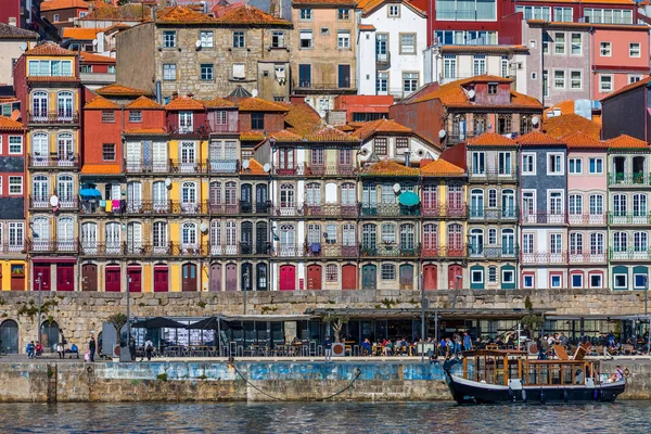 Porto, Portekiz 'deki Duoro nehri üzerindeki Porto Eski Şehir iskelesi mimarisinin manzarası.