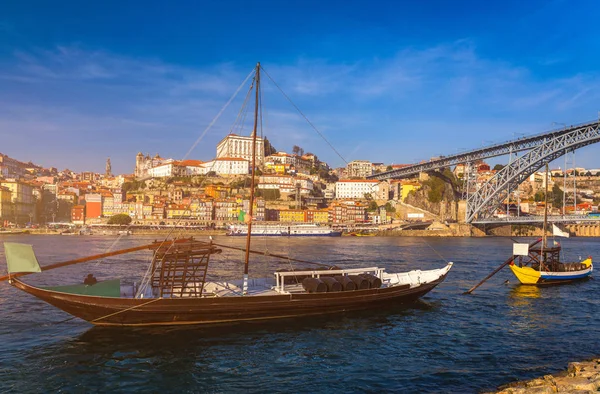 Limandaki limanda Dom Luis Bridge ve Ribeira 'daki Douro Nehri' nin kıyısındaki Porto şehrinin merkezinde bulunan eski kasaba ile birlikte liman şarabı tekneleri Avrupa 'da Porugal' da. Portekiz, Porto