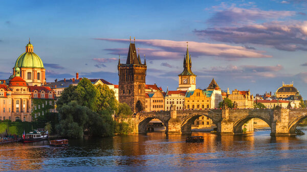 Панорама Праги с историческим Карлов мост и рекой Влтава в солнечный день.