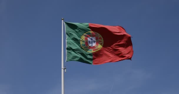 Bandeira Portugal Acenando Contra Céu Azul — Vídeo de Stock