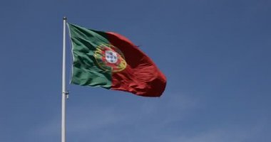Portekiz karşı mavi gökyüzü sallayarak bayrak