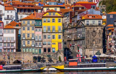 Porto Ribeira 'nın renkli evleri, geleneksel cepheler, Portekiz' in Porto kentindeki toprak sette kırmızı çatılı eski çok renkli evler.