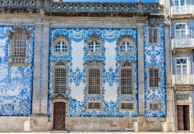 Porto geleneksel tarihi cephe mavi el boyalı teneke sırlı çini, oporto, Portekiz ile dekore edilmiştir.