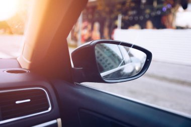 Araba yan dikiz aynasında vur. Bir otoyolda seyir ederken bir araba bir yan ayna görüntülemek