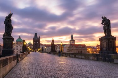 Charles Bridge, Prague, Çek Cumhuriyeti. Charles Köprüsü (Karluv çoğu) ve Old Town Tower adlı gündoğumu.