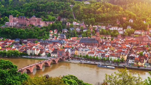 Panoramik manzaralı güzel Ortaçağ kenti Heidelberg Carl Theodor Köprüsü, Neckar Nehri, Almanya Kutsal Ruh'un kilise dahil olmak üzere