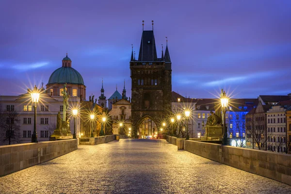 Charles Bridge, Prague, Çek Cumhuriyeti. Charles Köprüsü (Karluv çoğu) ve Old Town Tower adlı gündoğumu.