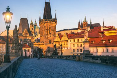 Sabah görünümünü Charles Köprüsü Prag, Çek Cumhuriyeti. Charles Köprüsü, Prag'da en çok ziyaret edilen turistik biridir. Mimari ve Prag Simgesel Yapı