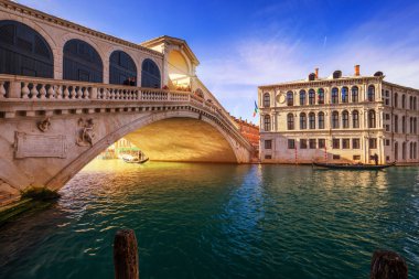 Rialto Köprüsü Venedik, İtalya. Venedik Grand Canal. Mimari ve simgesel bir Venedik. Venedik Gondol ile Venedik kartpostal