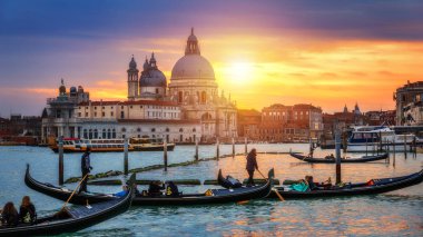 Venedik'te günbatımı. Santa Maria della Salute Basilica içinde belgili tanımlık geçmiş ile Venedik, büyük kanal görüntüsü. Venedik Avrupa'nın popüler bir turistik yer. Venedik, İtalya.