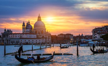 Venedik'te günbatımı. Santa Maria della Salute Basilica içinde belgili tanımlık geçmiş ile Venedik, büyük kanal görüntüsü. Venedik Avrupa'nın popüler bir turistik yer. Venedik, İtalya.