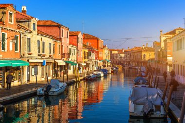 Murano Adası, Venedik sokak kanalda. Eski renkli tuğla arasında dar kanal Murano, Venedik ev sahipliği yapmaktadır. Murano kartpostal, Venedik, İtalya.