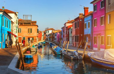 Güzel ev cephe ve Burano, Venedik renkli duvarlar. Burano Adası Kanal, renkli evler ve tekneler, Venedik Simgesel Yapı, İtalya. Europe