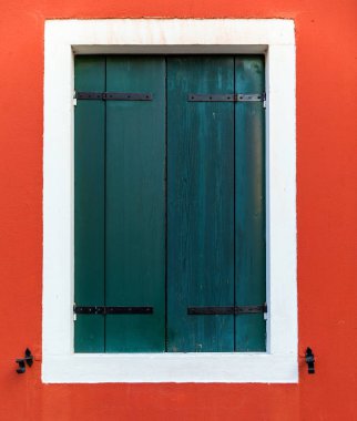 Venedik 'in Burano adasında renkli bir evin penceresi. Burano 'daki evlerin ön cephesi. Venedik, İtalya.
