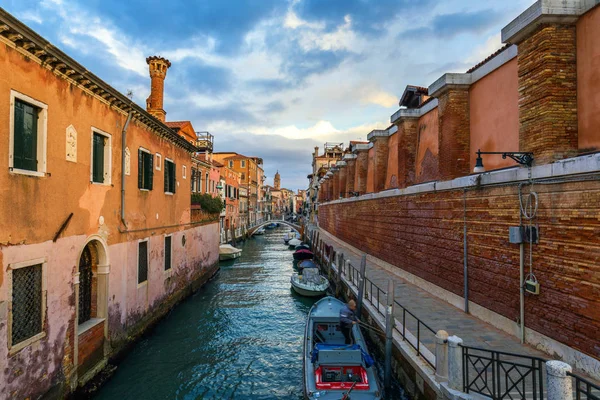 İtalya, Venedik 'teki sokak kanalı manzarası. Venedik 'teki eski evlerin renkli yüzleri. Venedik Avrupa 'nın popüler bir turizm merkezidir. Venedik, İtalya.
