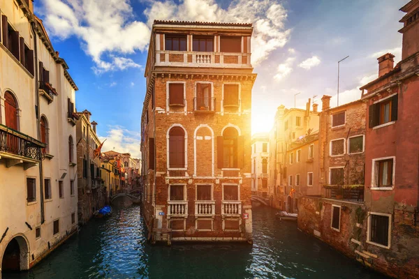 Vista Para Canal Rua Veneza Itália Fachadas Coloridas Casas Antigas — Fotografia de Stock