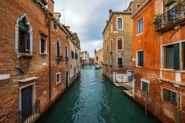 Vista Para Canal Rua Veneza Itália Fachadas Coloridas Casas Antigas — Fotografia de Stock