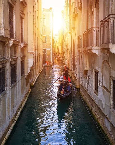 Venedik, İtalya 'da gondollu kanal. Venedik 'in mimarisi ve simgeleri. Venedik gondollu Venedik kartpostalı.