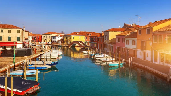 Canal Callejero Isla Murano Venecia Canal Estrecho Entre Antiguas Casas — Foto de Stock