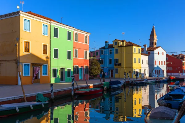 Bela Vista Dos Canais Burano Com Barcos Belos Edifícios Coloridos — Fotografia de Stock