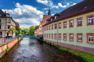 Cityscape Alb Ettlingen, Kara Orman, Baden Wurttemberg, Almanya, Avrupa'nın Irmak