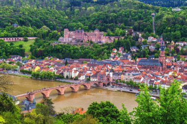 Panoramik manzaralı güzel Ortaçağ kenti Heidelberg Carl Theodor Köprüsü, Neckar Nehri, Almanya Kutsal Ruh'un kilise dahil olmak üzere